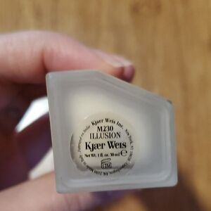 Kjaer Weis Invisible Touch Liquid Foundation - M230 Illusion